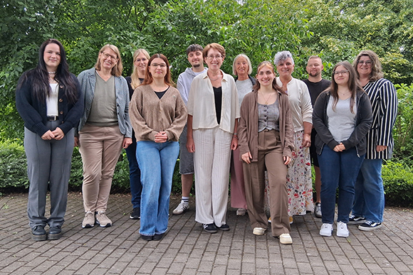 Gruppenfoto der Ausbildungsabsolvent:innen und Praxisanleiterinnen
