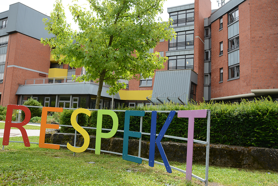 
"RESPEKT" streht vor dem Gebäude des BBWs
