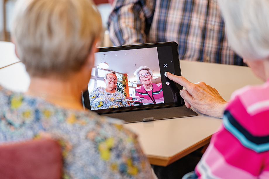 Seniorinnen am Tablet